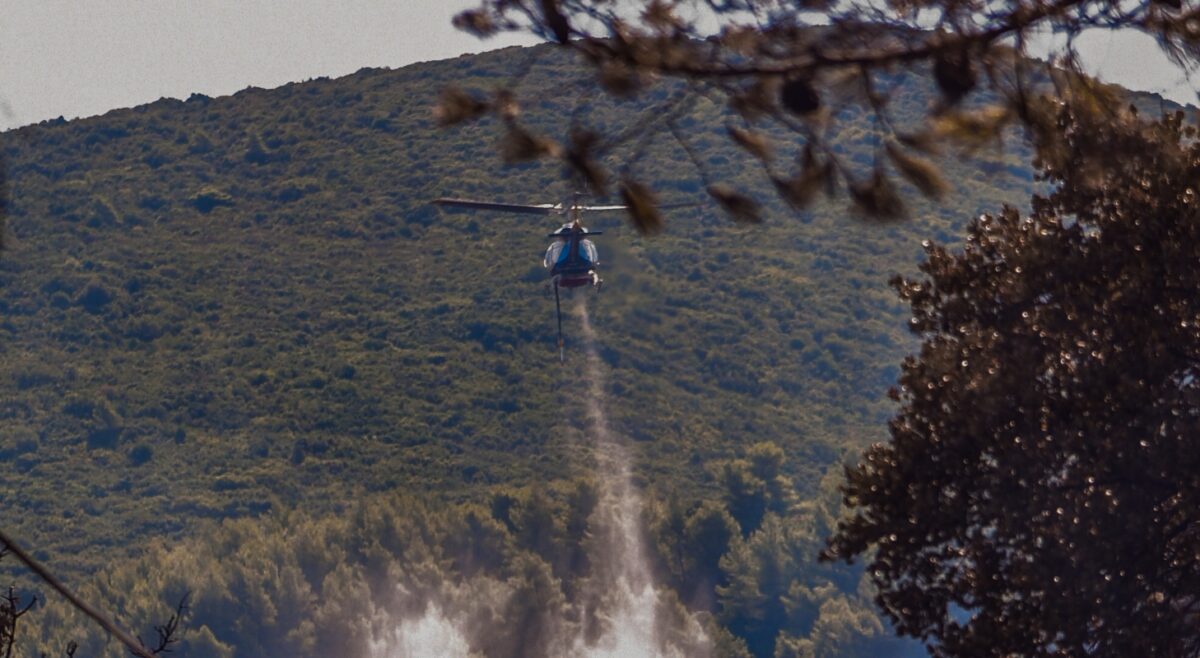 Ελικόπτερο κάνει ρίψη νερού