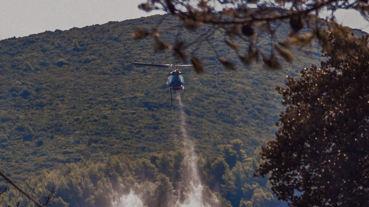 Ελικόπτερο κάνει ρίψη νερού
