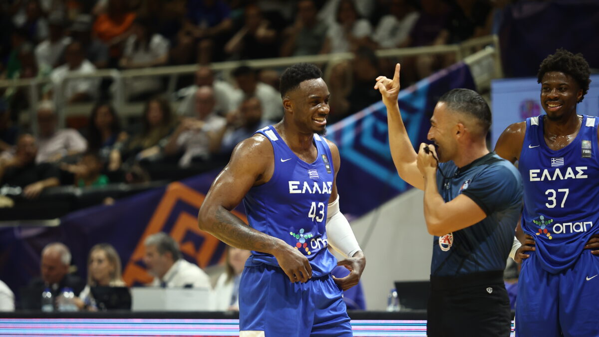 Ο Θανάσης Αντετοκούνμπο με διαιτητή στο Eurobasket