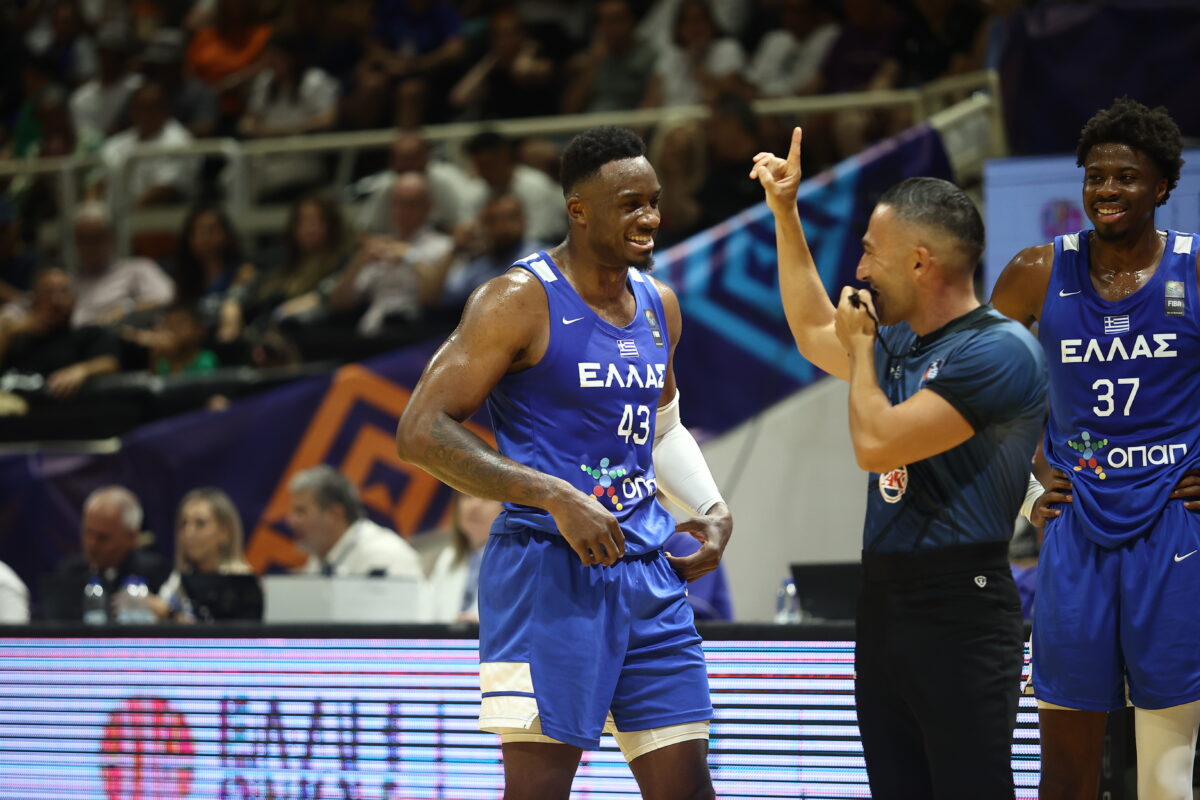 Ο Θανάσης Αντετοκούνμπο με διαιτητή στο Eurobasket