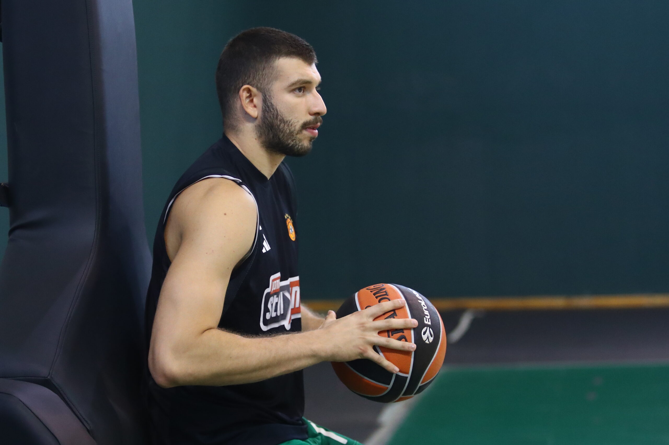 Ο Νίκος Ρογκαβόπουλος στην προπόνηση του Παναθηναϊκού
