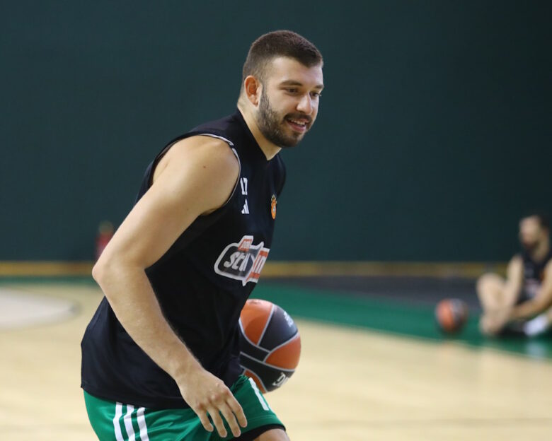 Οι Ρογκαβόπουλος και Γκραντ του Παναθηναϊκού τύλιξαν σουβλάκια σε ψητοπωλείο στη Μελβούρνη