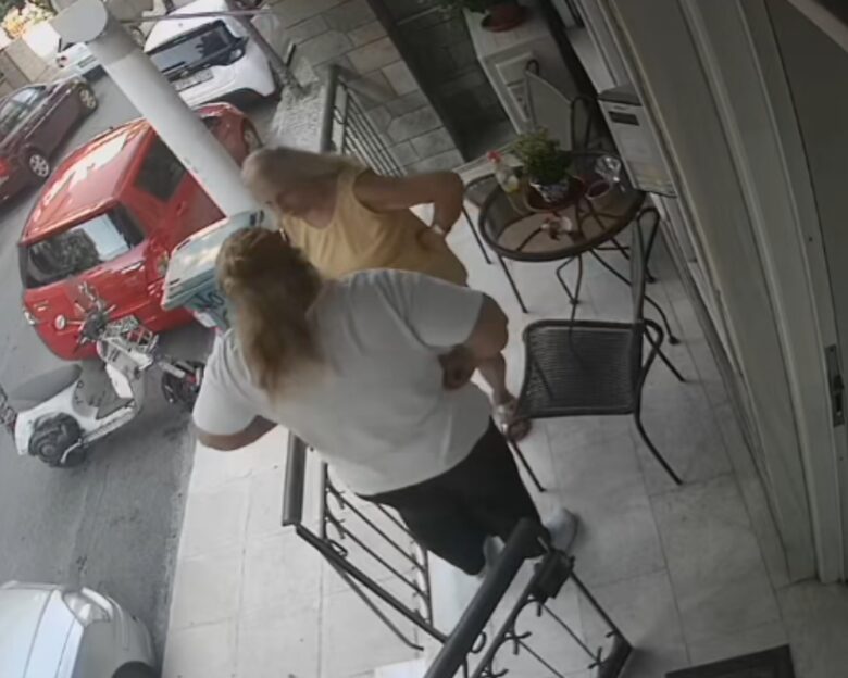 Η στιγμή που γυναίκα Ρομά αρπάζει αλυσίδα από τον λαιμό ηλικιωμένης – Δείτε βίντεο