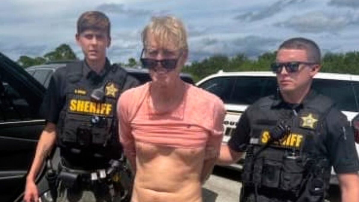ARCHIVO – En la imagen, divulgada por el departamento de policía del condado de Martin, Florida, se muestra el arresto de Ryan Routh, el sospechoso del aparente intento de asesinato de Donald Trump, el 15 de septiembre de 2024. (Departamento de policía del condado de Martin vía AP) Screenshot