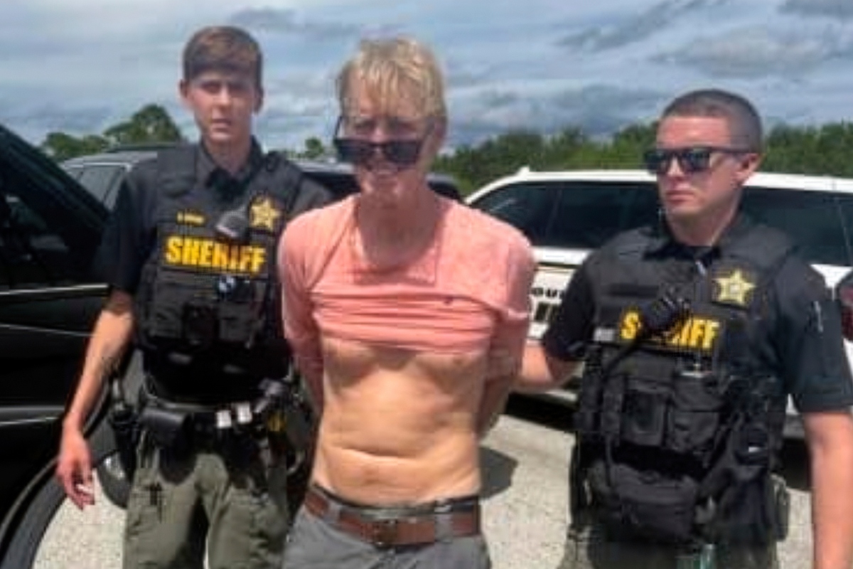 ARCHIVO – En la imagen, divulgada por el departamento de policía del condado de Martin, Florida, se muestra el arresto de Ryan Routh, el sospechoso del aparente intento de asesinato de Donald Trump, el 15 de septiembre de 2024. (Departamento de policía del condado de Martin vía AP) Screenshot