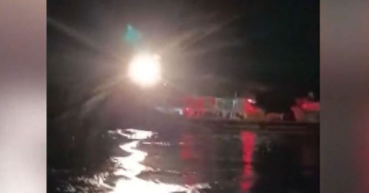 Samothraki: The moment when Turkish fishermen fall in the air to scare Greek fishermen