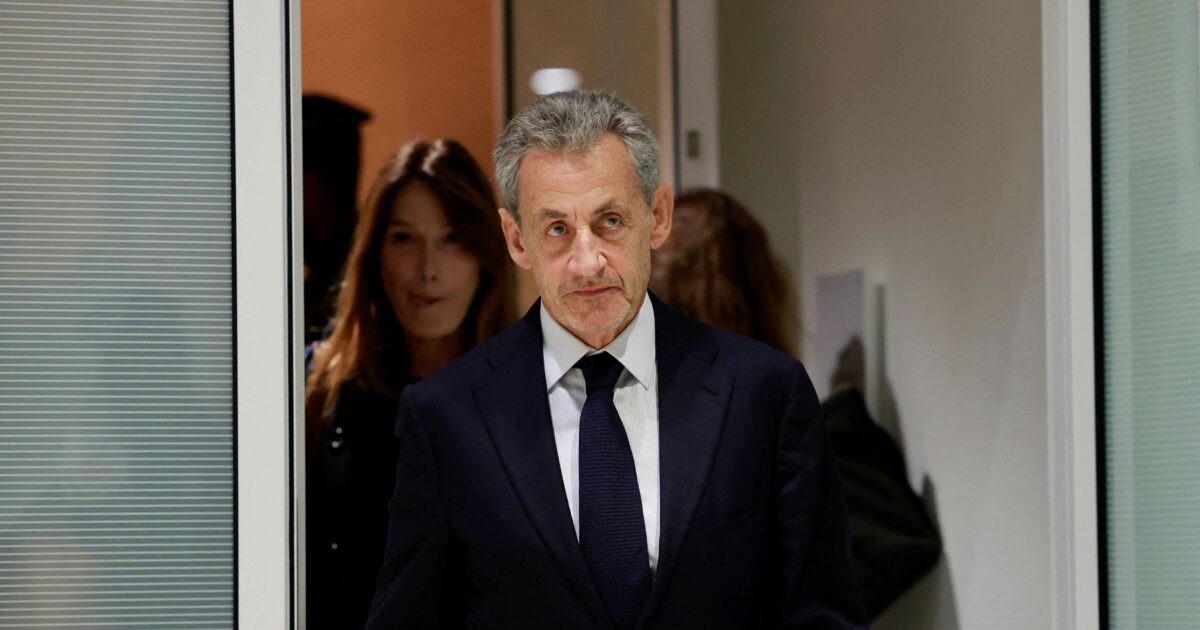 At La Sante prison Nicolas Sarkozy after his historical conviction: single cell in VIP wing, TV and fridge with a charge