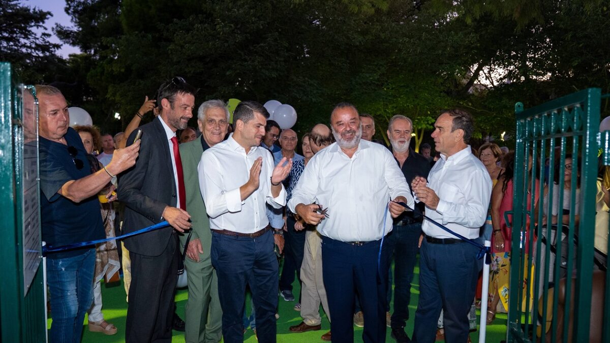 Ο Υπεύθυνος Στρατηγικού Σχεδιασμού και Ανάπτυξης της SEAJETS, κ. Μάριος Ηλιόπουλος, μαζί με τον Δήμαρχο Κηφισιάς, κ. Βασίλης Ξυπολυτάς, τον Περιφερειακό Σύμβουλο Βόρειου Τομέα Αθήνας, κ. Νίκος Χιωτάκης, τον Εντεταλμένο Σύμβουλο Ύδρευσης & Ελέγχου Φυτικού Κεφαλαίου, κ. Αντώνης Μπιτζάνης και τον Αντιδήμαρχο Τεχνικών Συνεργείων Συντριβανιών & Τεχνικών Έργων, κ. Στάθης Κύρλος, κατά τη διάρκεια των εγκαινίων, την στιγμή που κόβουν την κορδέλα.