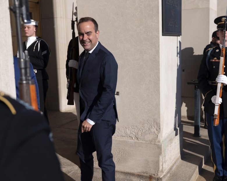 Ο Εμανουέλ Μακρόν διόρισε τον Σεμπαστιάν Λεκορνί για πρωθυπουργό της Γαλλίας