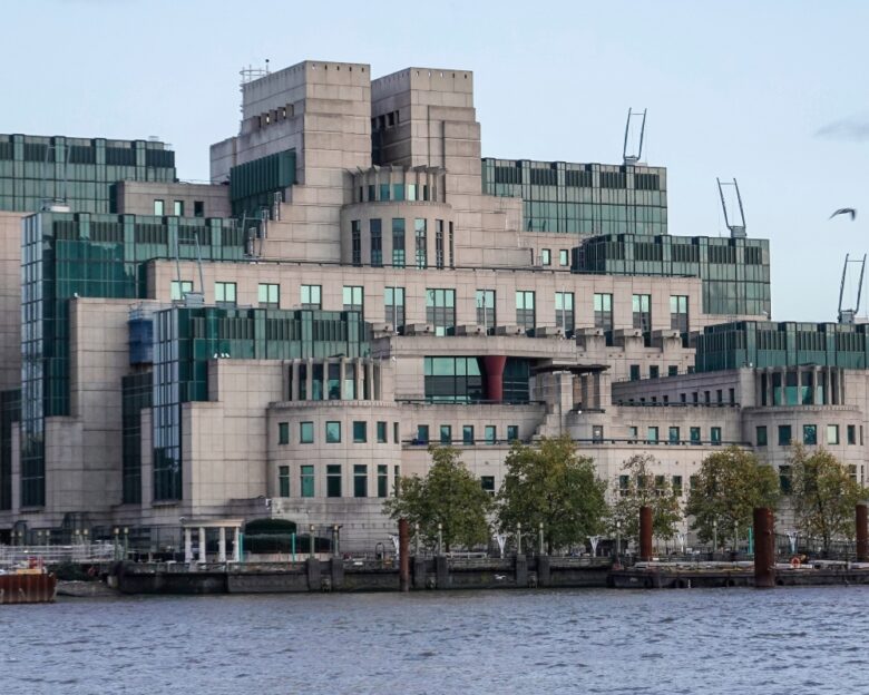 Βρετανία: Η MI6 «ψαρεύει» κατασκόπους στο dark web – «Η ψηφιακή πύλη μας είναι ανοιχτή για εσάς»