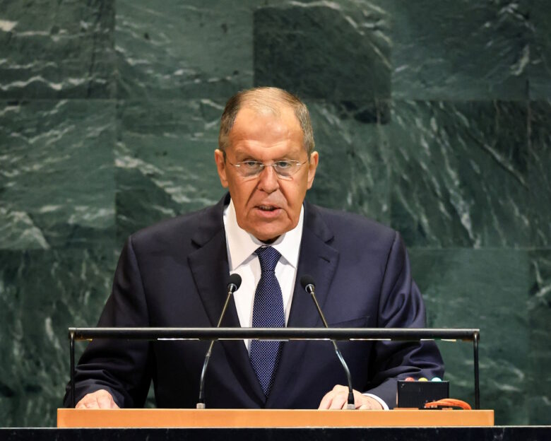 Λαβρόφ: Η Ρωσία θα απαντήσει αποφασιστικά σε οποιαδήποτε επιθετικότητα από ΝΑΤΟ και ΕΕ»