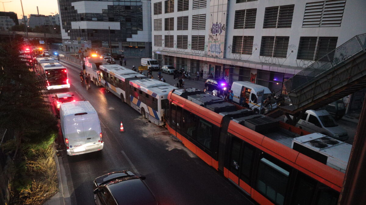 Σύγκρουση τραμ με λεωφορείο στον Πειραιά