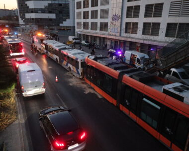 Σύγκρουση τραμ με λεωφορείο στον Πειραιά