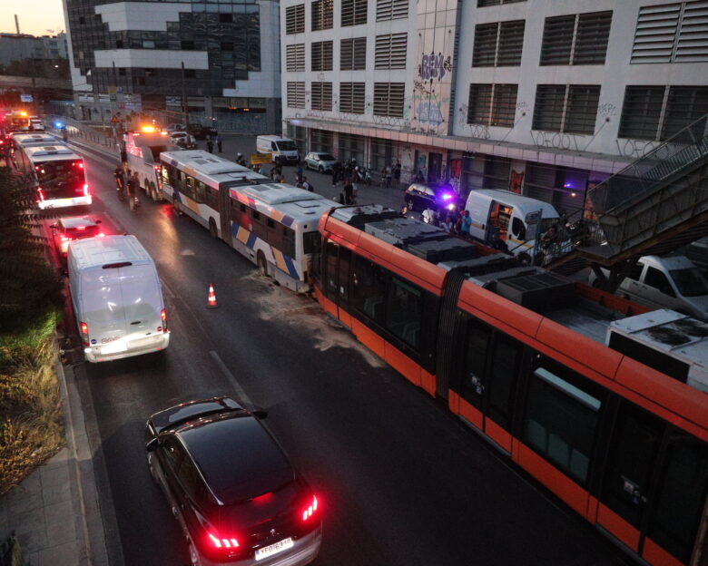 Πειραιάς: Ο οδηγός του λεωφορείου βρήκε λιπόθυμο τον συνάδελφό του στο τραμ – Οι λεπτομέρειες της σύγκρουσης των δύο οχημάτων