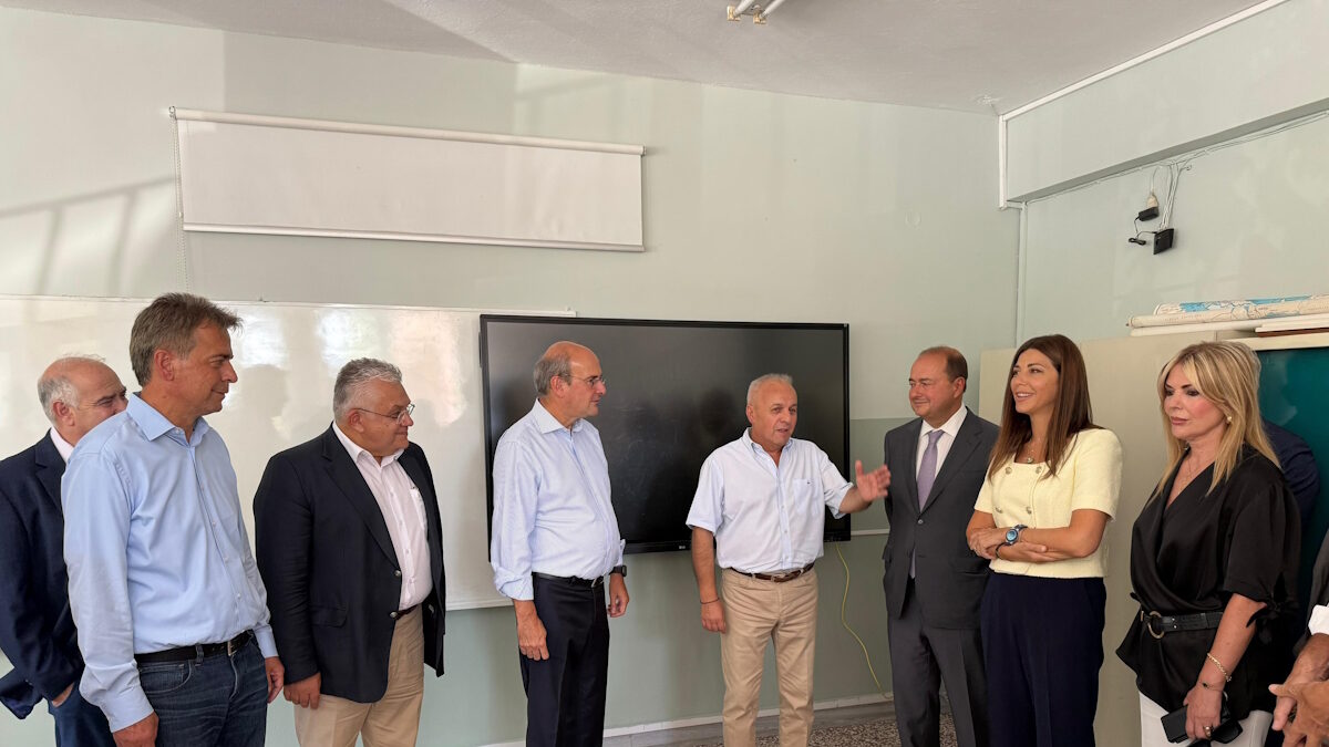 Η υπουργός Παιδείας, Σοφία Ζαχαράκη και ο αντιπρόεδρος της κυβέρνησης, Κωστής Χατζηδάκης στο ανακαινισμένο 29ο δημοτικό σχολείο Θεσσαλονίκης