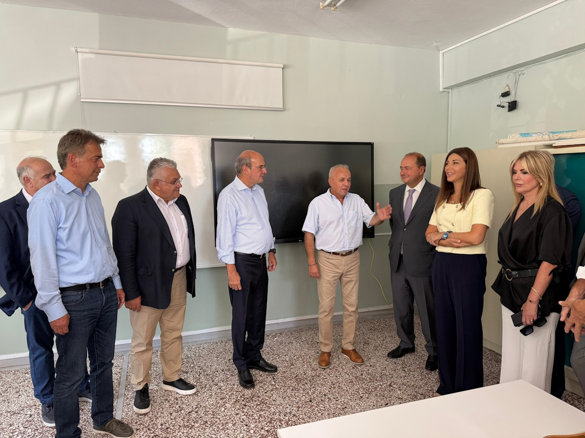 Η υπουργός Παιδείας, Σοφία Ζαχαράκη και ο αντιπρόεδρος της κυβέρνησης, Κωστής Χατζηδάκης στο ανακαινισμένο 29ο δημοτικό σχολείο Θεσσαλονίκης