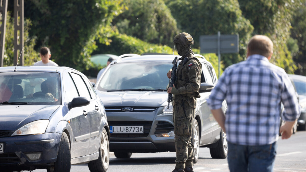 Στρατιώτες σε πόλη της Πολωνίας από όπου πέρασαν ή καταρρίφθηκαν ρωσικά drones
