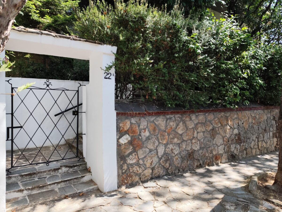 Η είσοδος του σπιτιού της ηλικιωμένης στην Κηφισιά