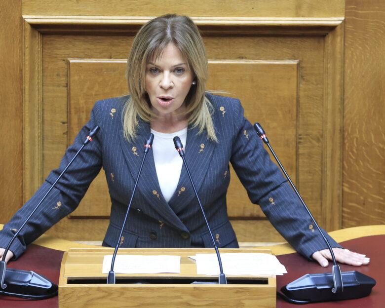 Χριστίνα Σταρακά: Έχω πουλήσει άπειρα καντήλια και λιβανιστήρια έξω από το νεκροταφείο