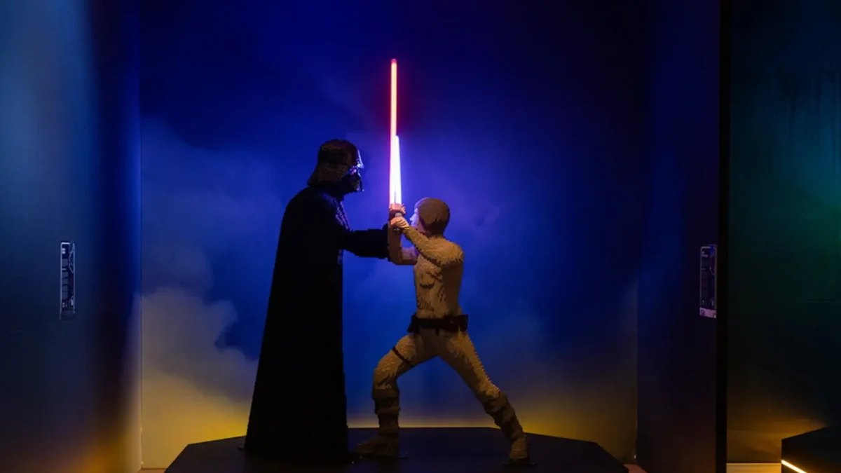 Φωτόσπαθο από την τριλογία Star Wars, κατασκευασμένο από Lego, σε μουσείο της Μελβούρνης