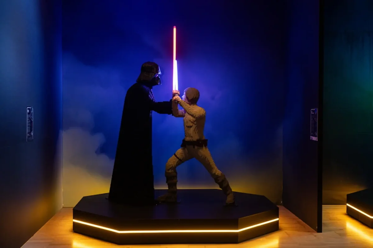 Φωτόσπαθο από την τριλογία Star Wars, κατασκευασμένο από Lego, σε μουσείο της Μελβούρνης