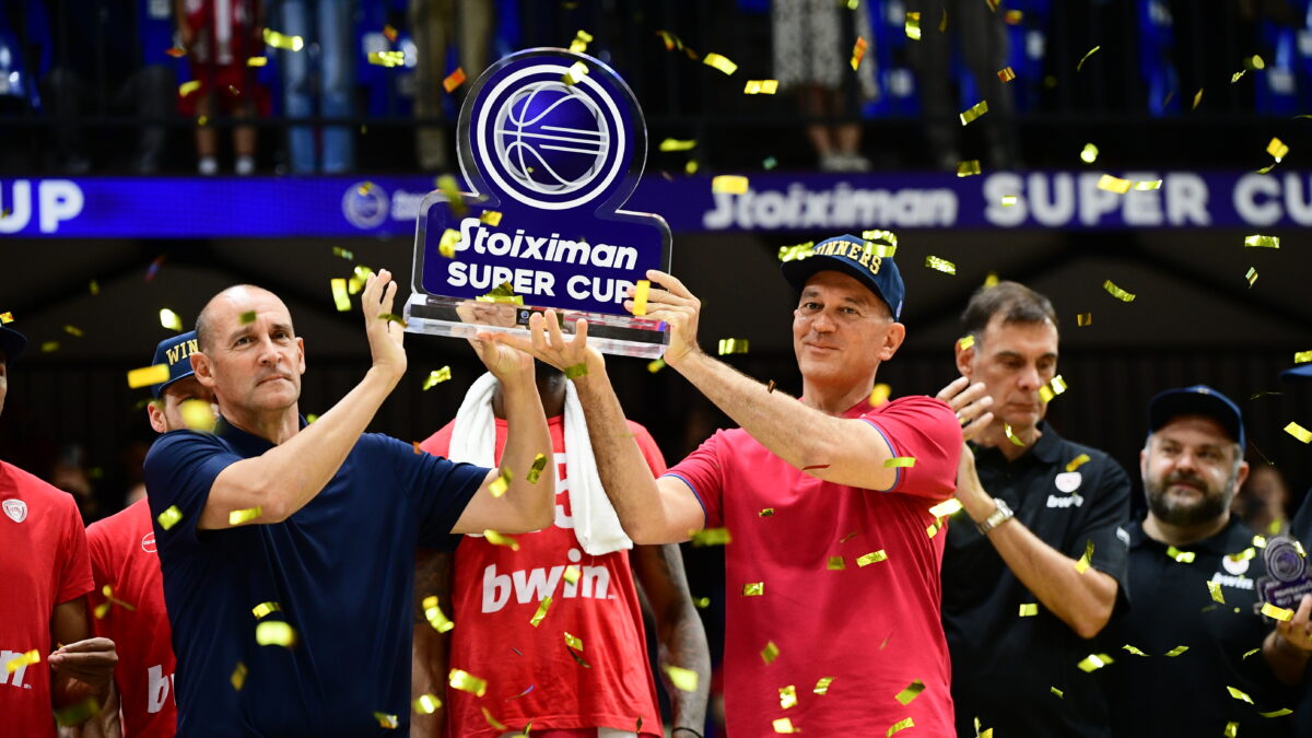 Οι αδερφοί Αγγελόπουλου με το τρόπαιο του Super Cup (KLODIAN LATO