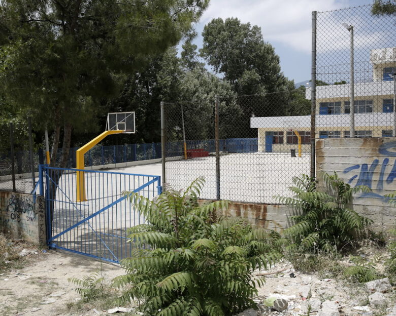 Πετράλωνα: 4 άτομα επιτέθηκαν και απείλησαν 17χρονο μέσα στην αυλή του σχολείου του