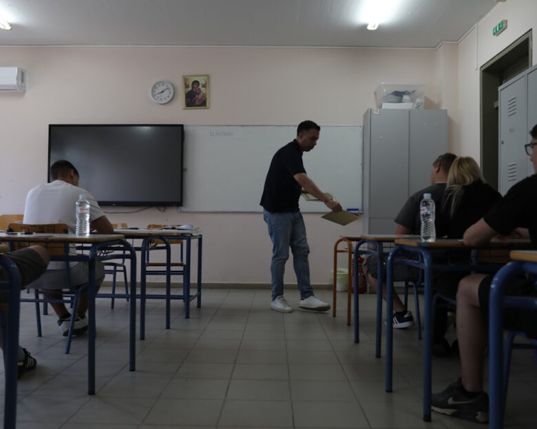 Σχολεία: Απουσίες, χρήση κινητών και απαλλαγές από τα μαθήματα – Όσα πρέπει να ξέρετε