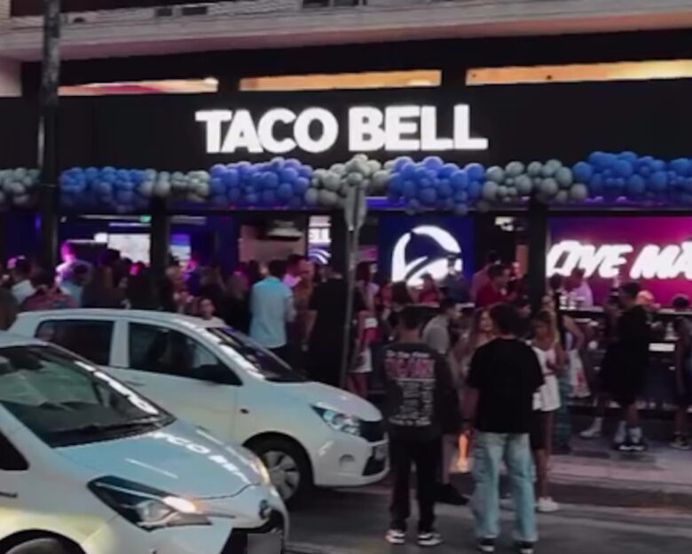 Τα Taco Bell επέστρεψαν στην Ελλάδα μετά από 13 χρόνια: Ουρές 300 μέτρων για τα εγκαίνια του νέου καταστήματος στο Χαλάνδρι