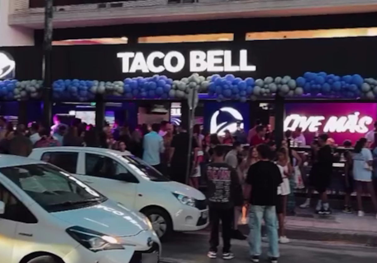 Τα Taco Bell επέστρεψαν στην Ελλάδα μετά από 13 χρόνια: Ουρές 300 μέτρων για τα εγκαίνια του νέου καταστήματος στο Χαλάνδρι