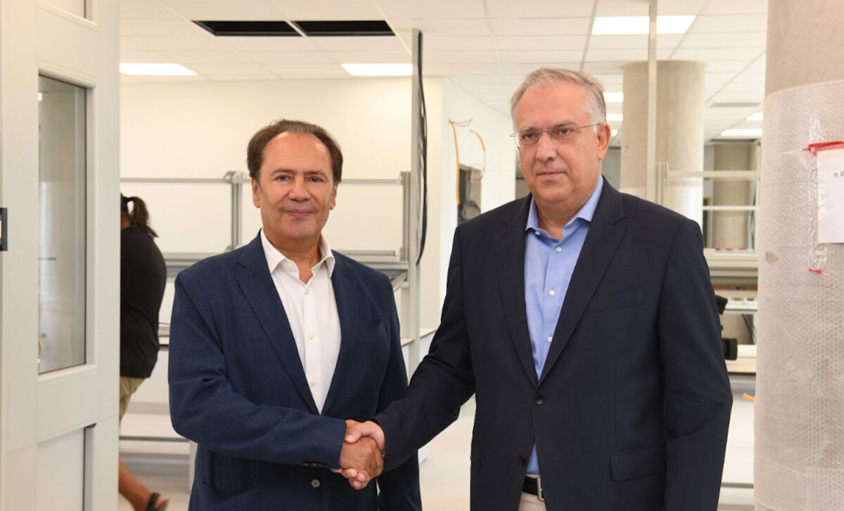 Ο υπουργός Ανάπτυξης, Τάκης Θεοδωρικάκος και ο Θεόδωρος Τρύφων, συνδιευθύνων σύμβουλος του Ομίλου ELPEN και πρόεδρος της Πανελλήνιας Ένωσης Φαρμακοβιομηχανίας