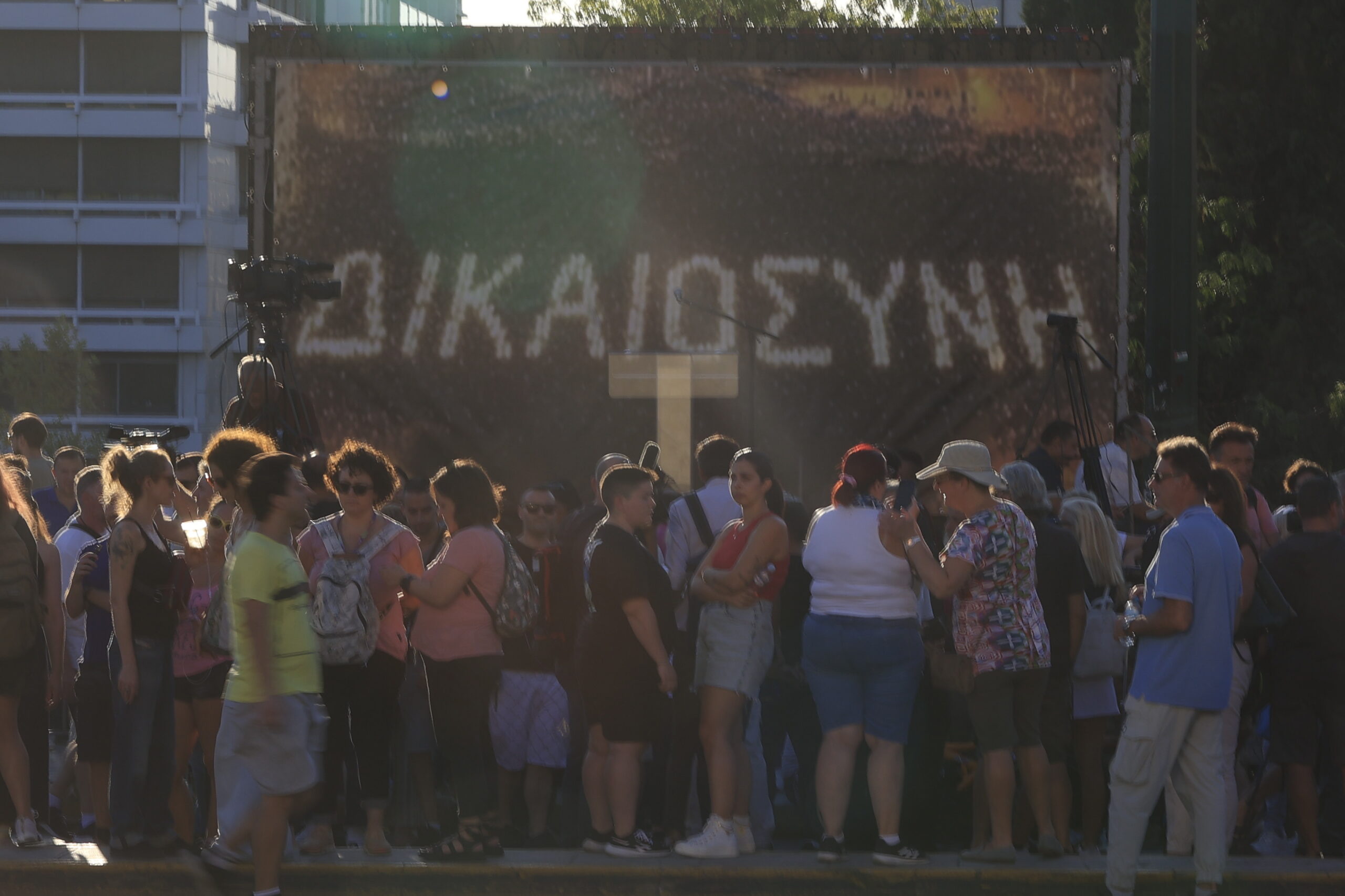 Πλήθος κόσμου στο Σύνταγμα στη συγκέντρωση για τη σιδηροδρομική τραγωδία στα Τέμπη