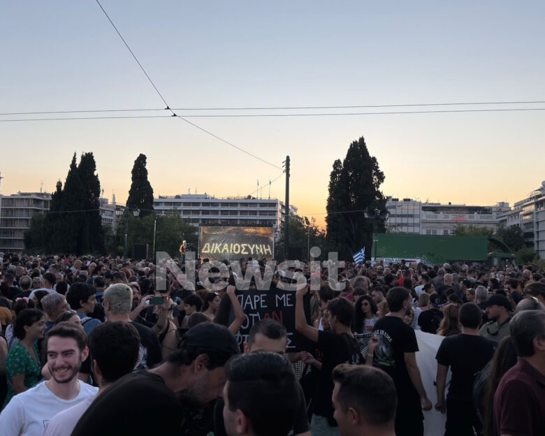 Σε εξέλιξη η συγκέντρωση στο Σύνταγμα για τα Τέμπη έπειτα από κάλεσμα της Μαρίας Καρυστιανού – Κλειστό το κέντρο