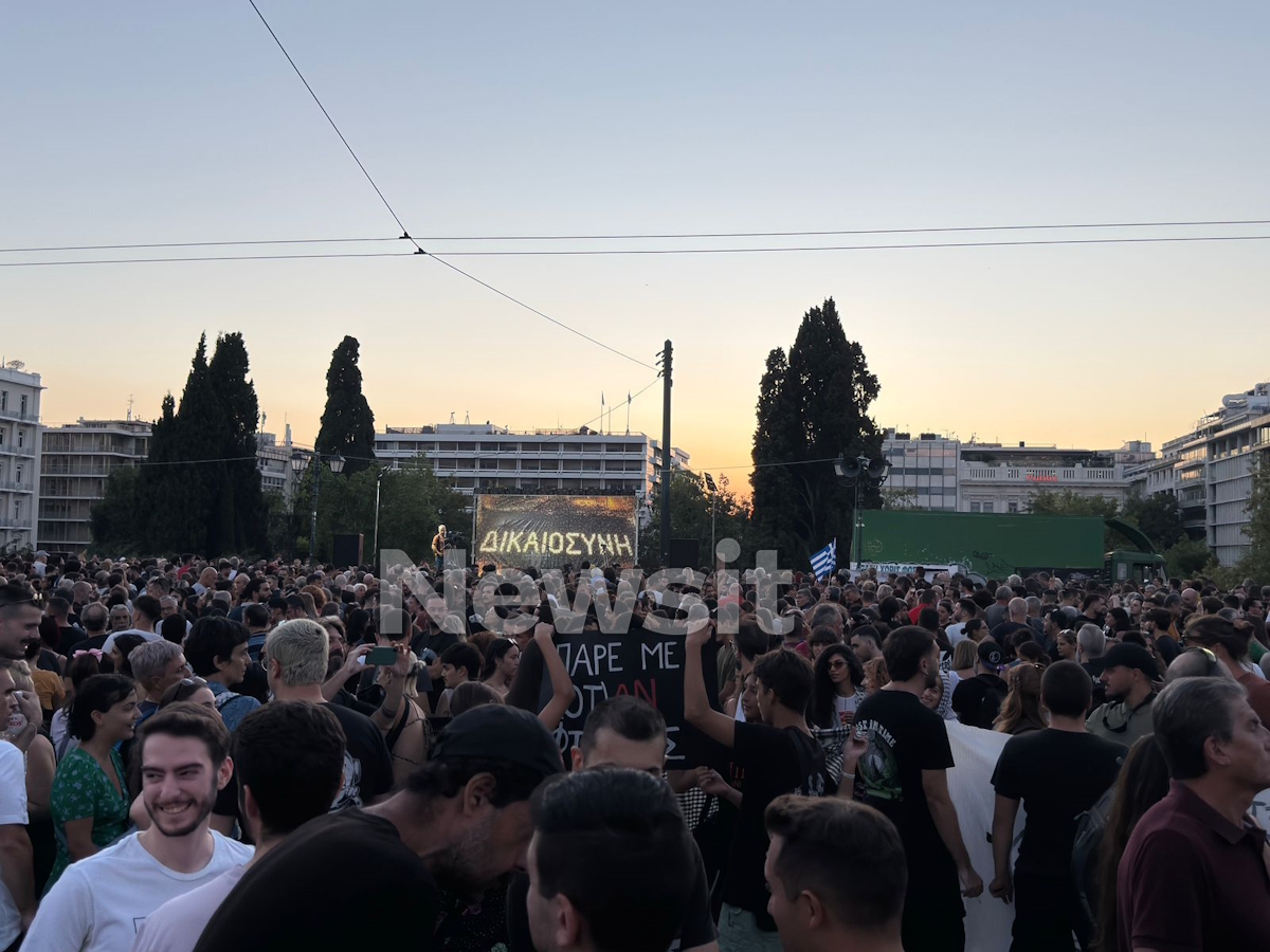 Πλήθος κόσμου στο Σύνταγμα στη συγκέντρωση για τη σιδηροδρομική τραγωδία στα Τέμπη