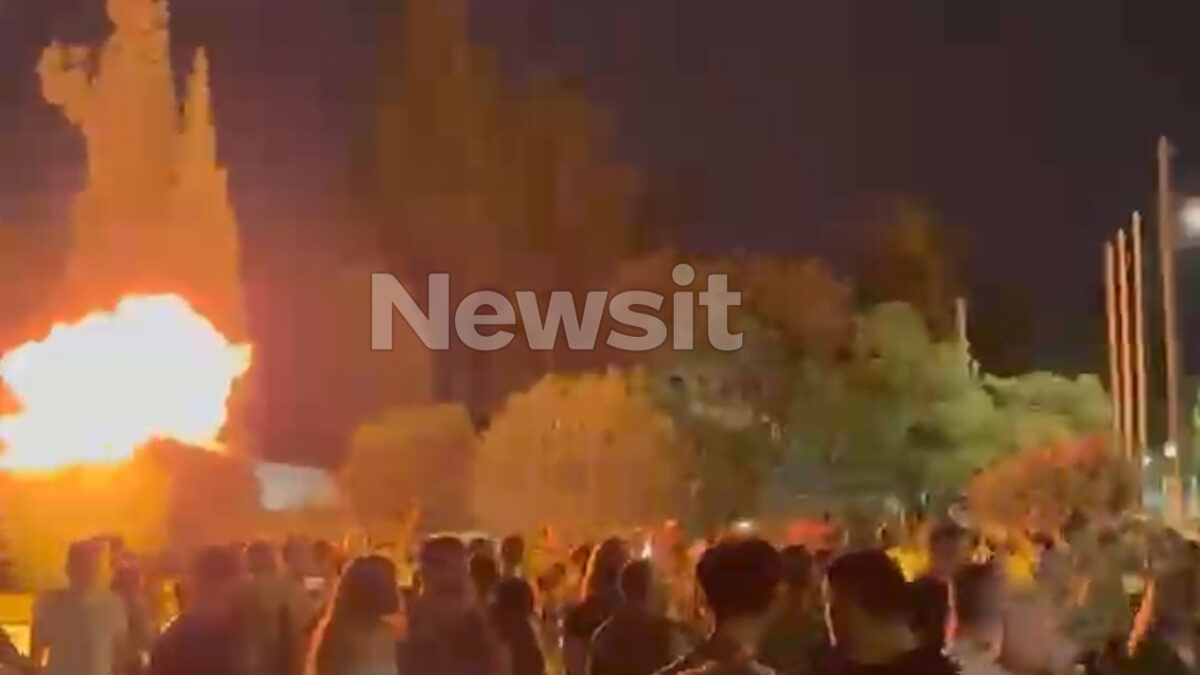 Φωτιές στο Σύνταγμα στη λήξη του συλλαλητηρίου για τα Τέμπη