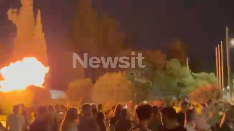 Φωτιές στο Σύνταγμα στη λήξη του συλλαλητηρίου για τα Τέμπη