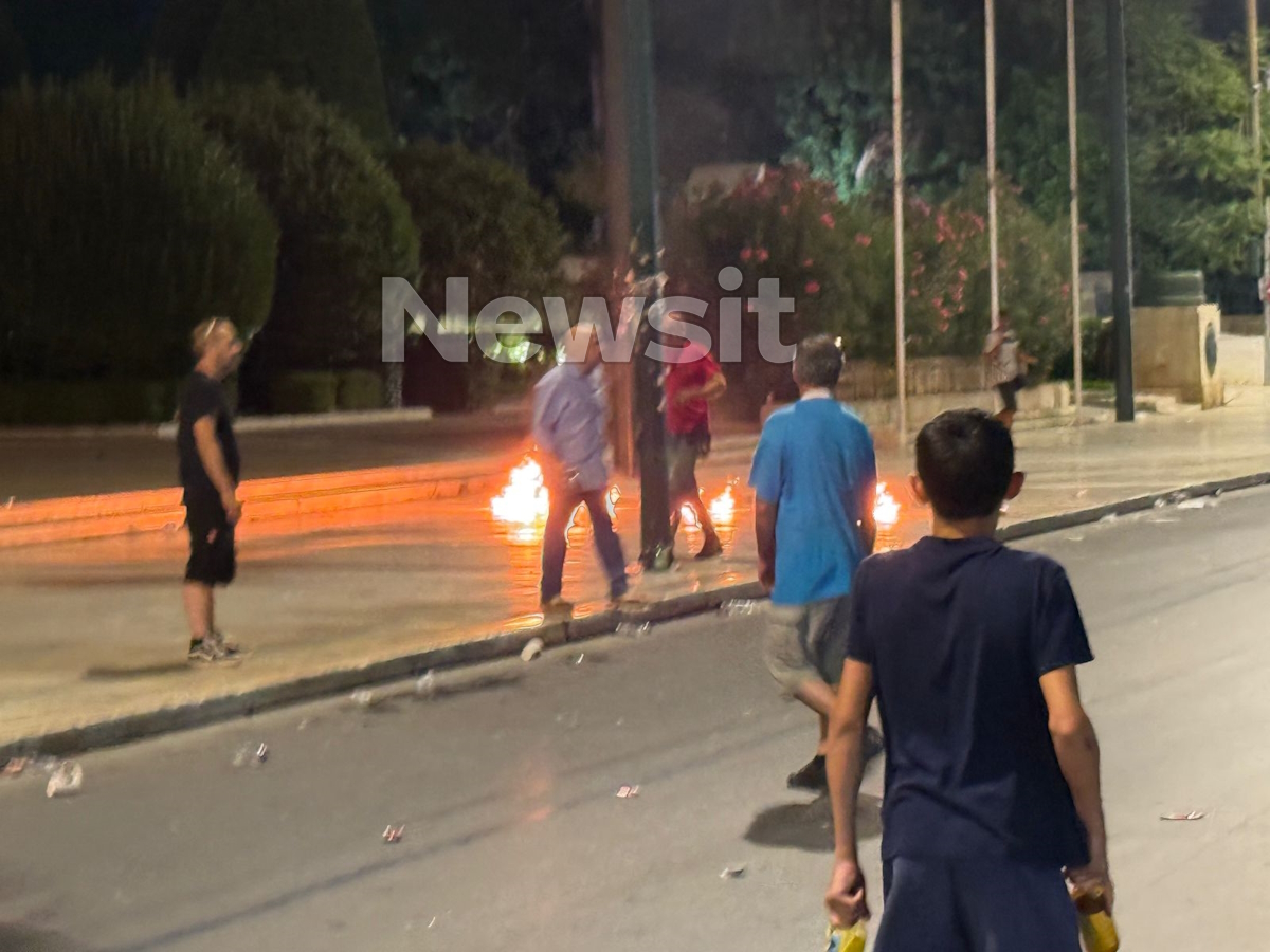 Φωτιές στο Σύνταγμα στη λήξη του συλλαλητηρίου για τα Τέμπη
