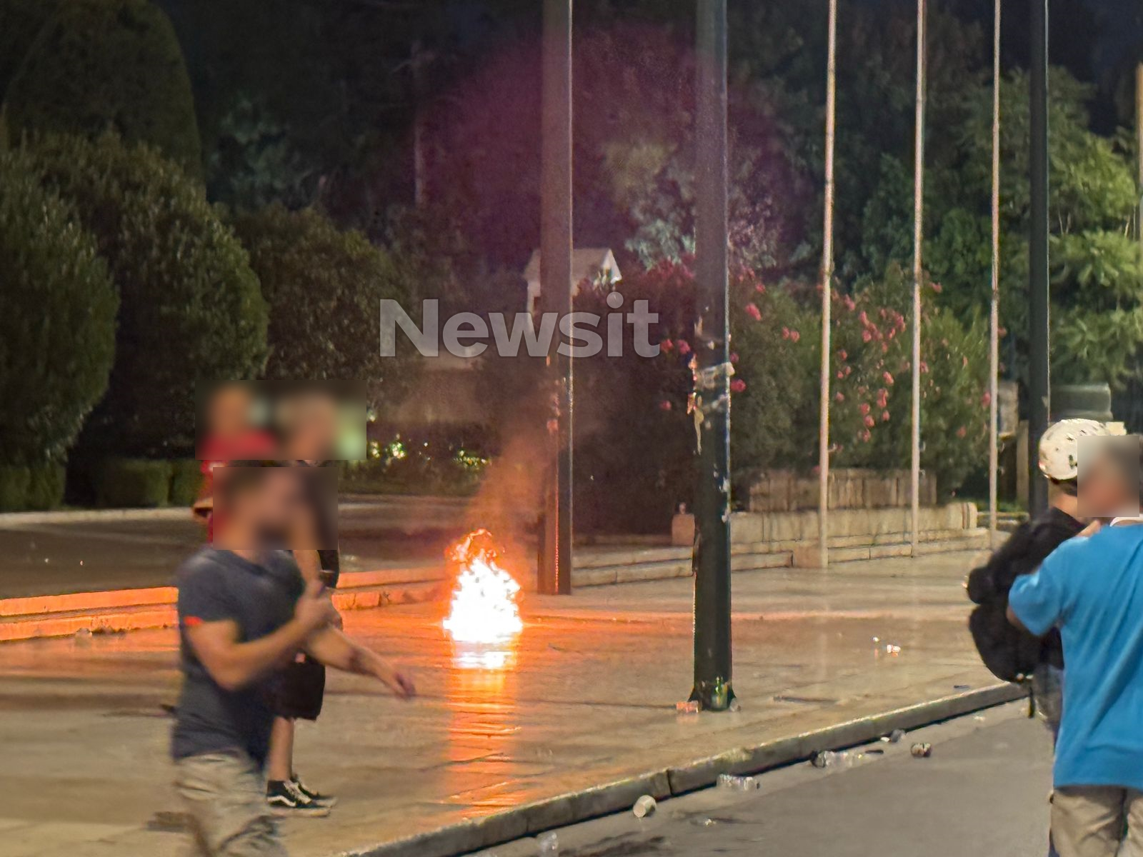 Φωτιές στο Σύνταγμα στη λήξη του συλλαλητηρίου για τα Τέμπη