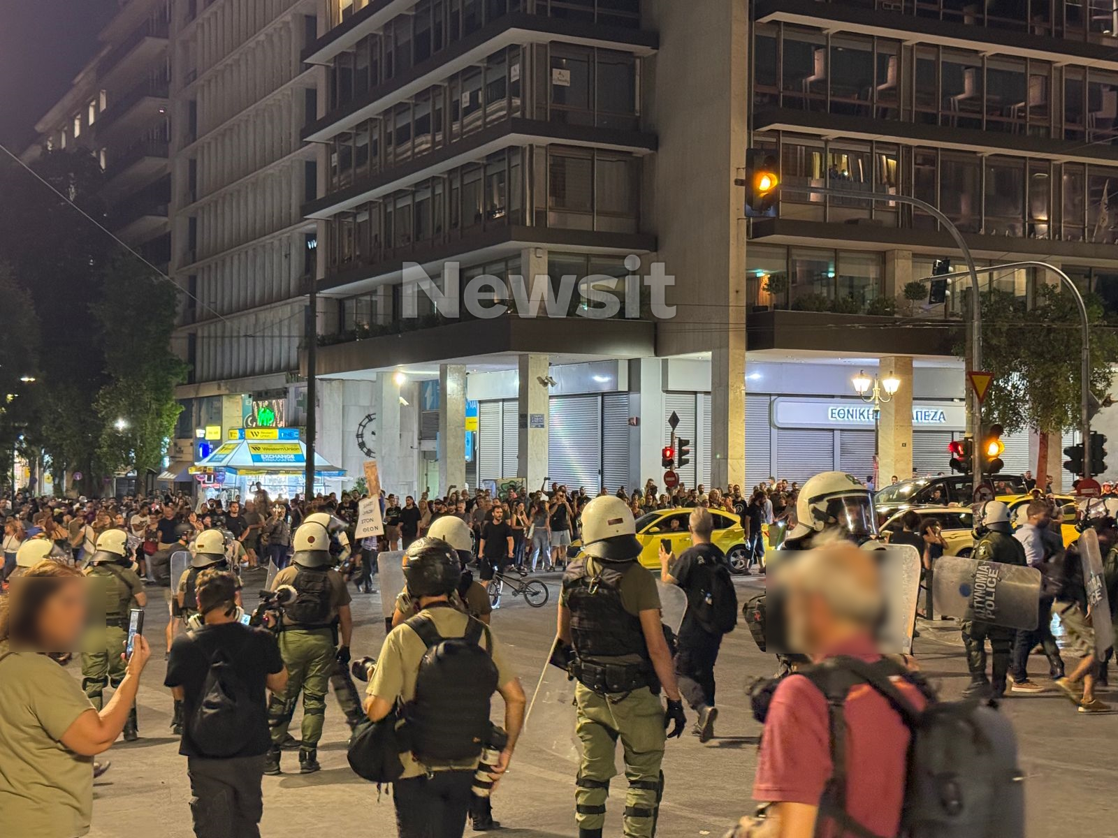 Φωτιές στο Σύνταγμα στη λήξη του συλλαλητηρίου για τα Τέμπη
