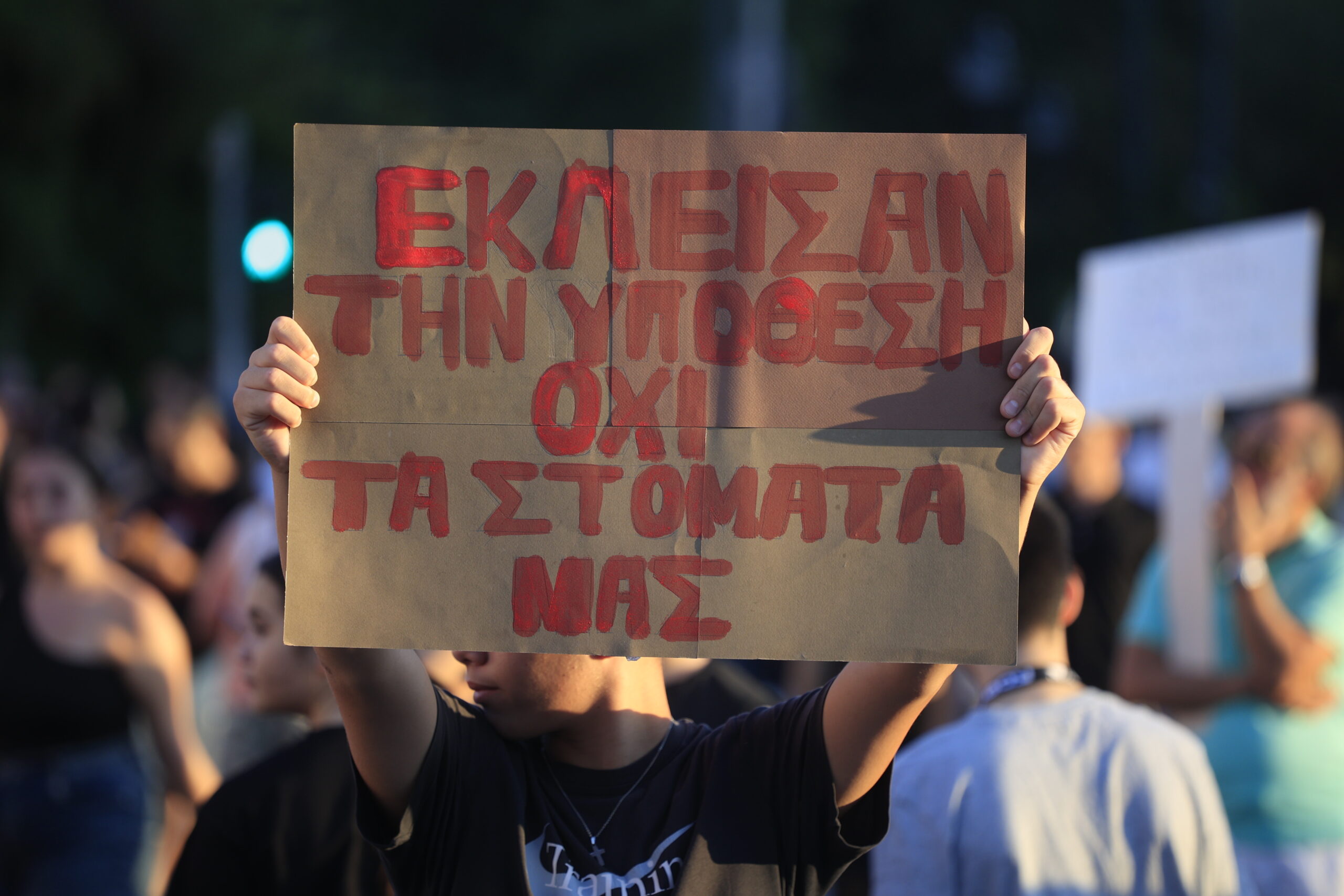 Πλήθος κόσμου στο Σύνταγμα στη συγκέντρωση για τη σιδηροδρομική τραγωδία στα Τέμπη