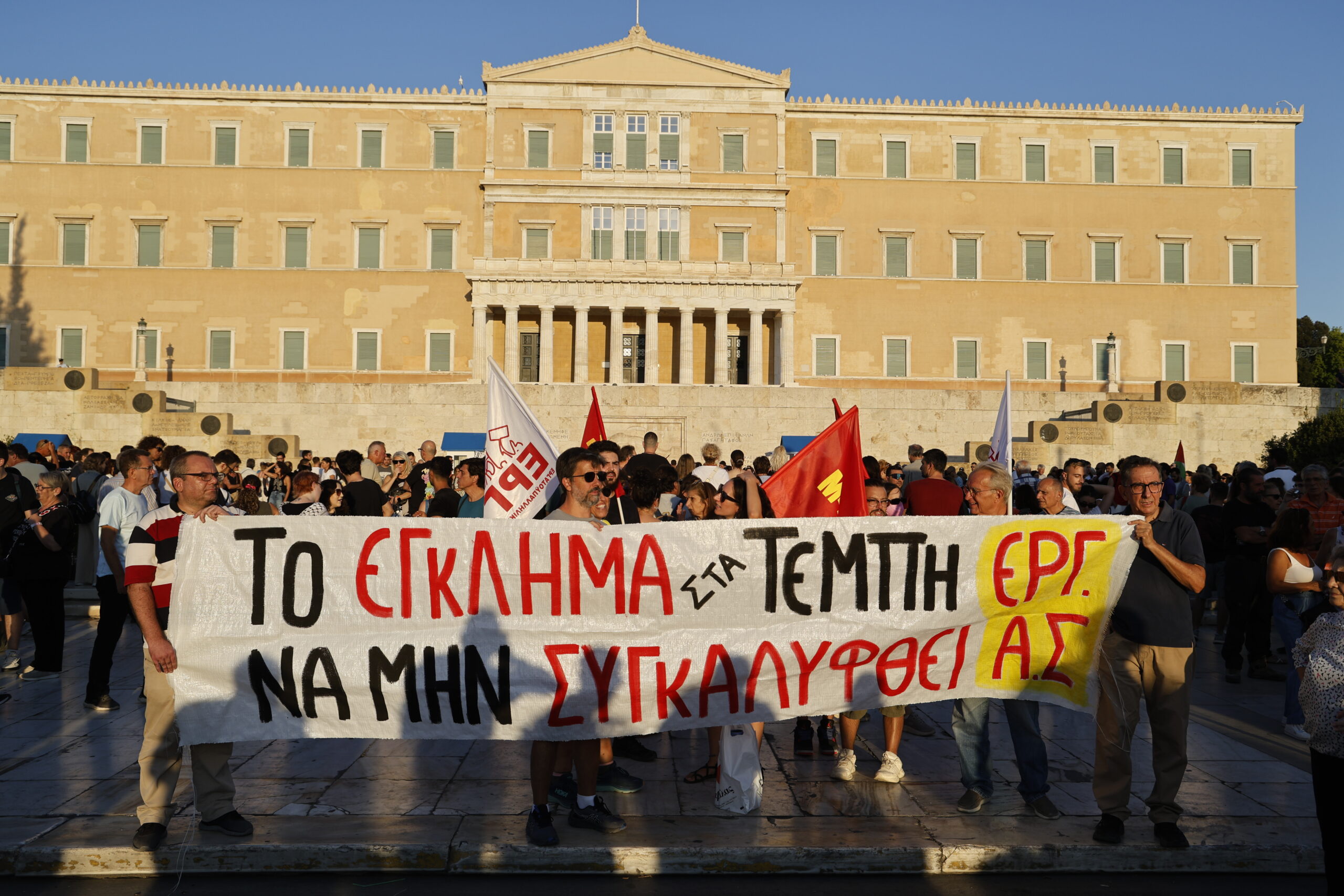 Πλήθος κόσμου στο Σύνταγμα στη συγκέντρωση για τη σιδηροδρομική τραγωδία στα Τέμπη