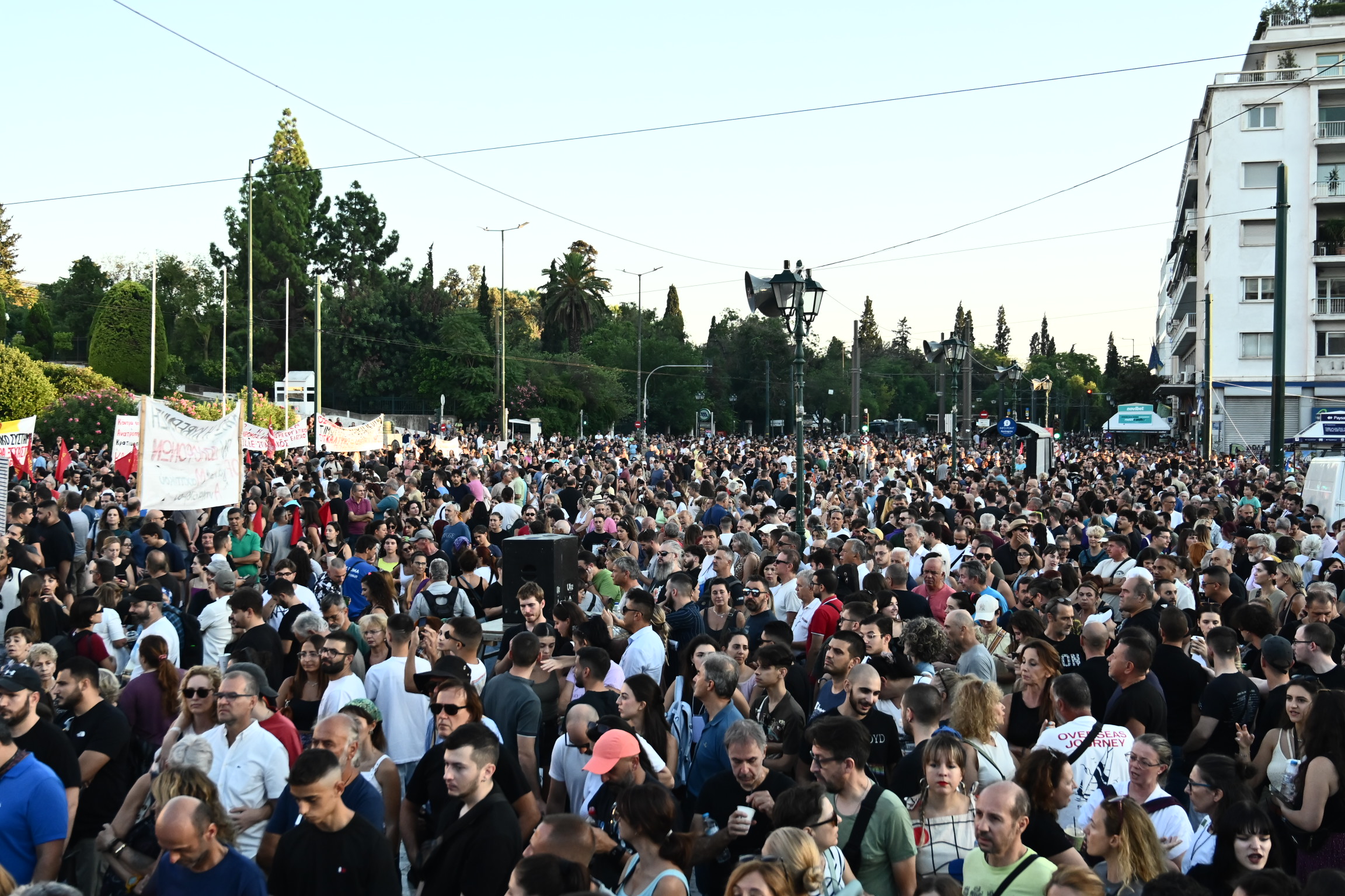 Πλήθος κόσμου στο Σύνταγμα στη συγκέντρωση για τη σιδηροδρομική τραγωδία στα Τέμπη
