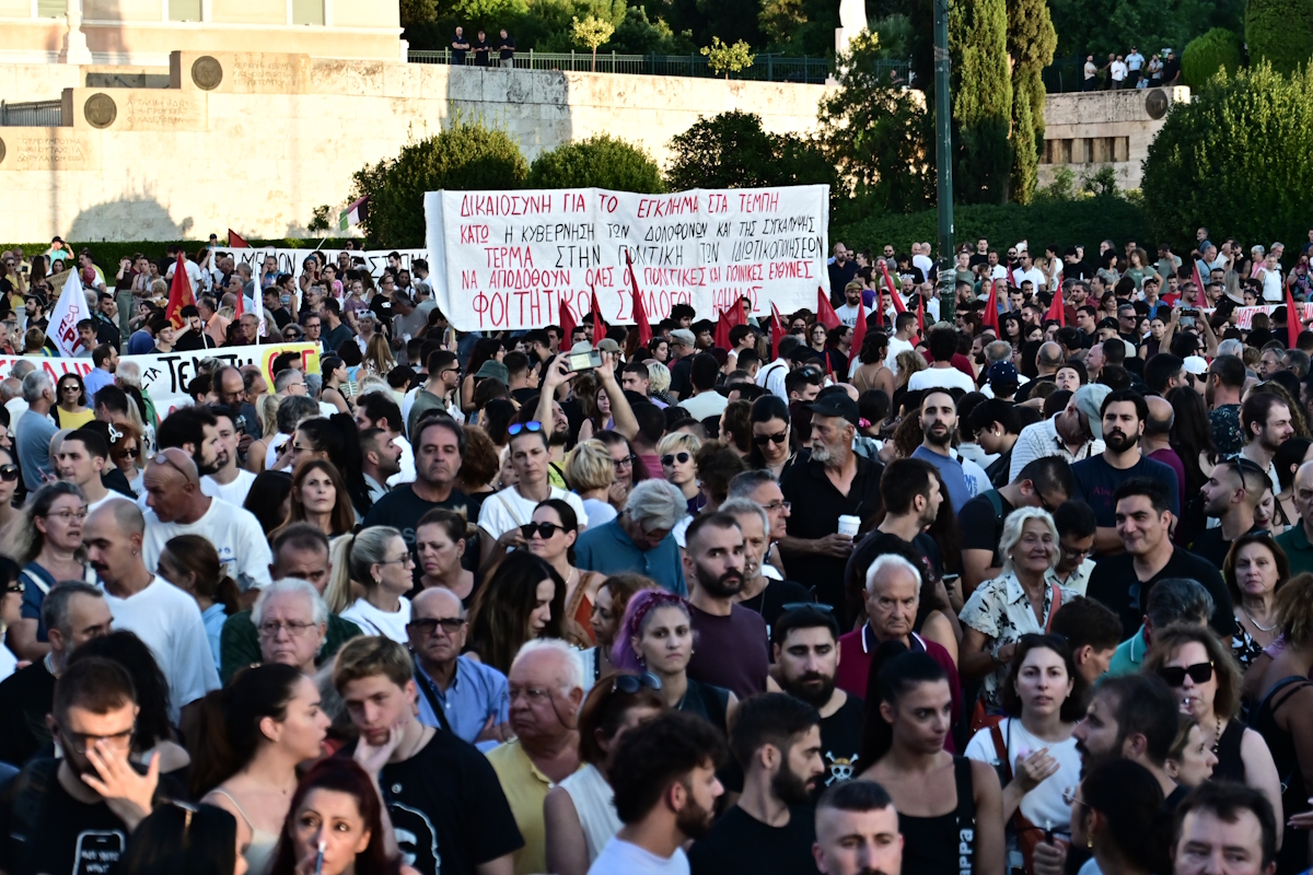 Πλήθος κόσμου στο Σύνταγμα στη συγκέντρωση για τη σιδηροδρομική τραγωδία στα Τέμπη
