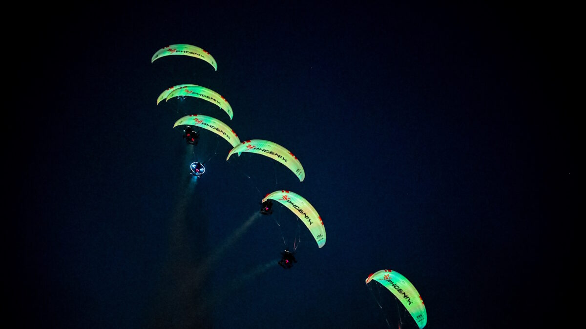 Το νυχτερινό σόου των Πολωνών paramotors «Phoenix»