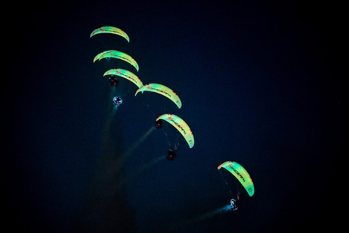 Το νυχτερινό σόου των Πολωνών paramotors «Phoenix»