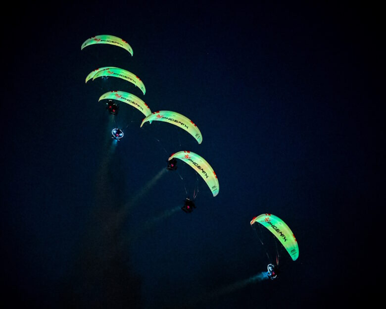 Athens Flying Week 2025: Το νυχτερινό σόου των Phoenix paramotors που έκλεψε τις εντυπώσεις και οι ριψοκίνδυνοι ελιγμοί αεροσκαφών