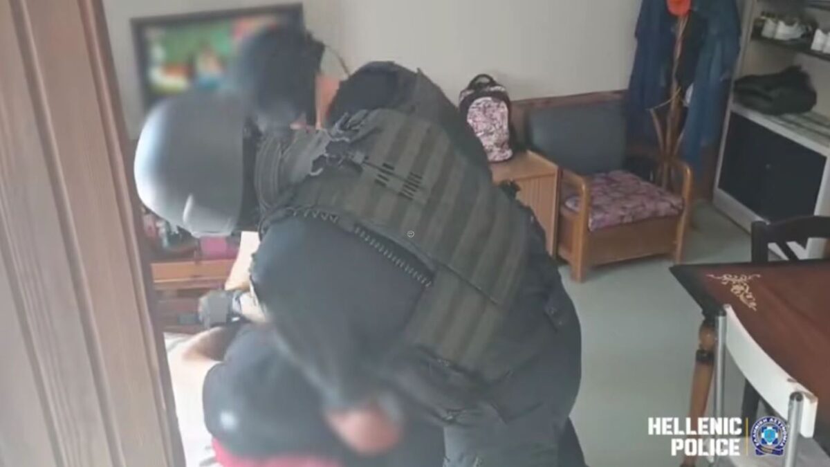 Αστυνομικοί συλλαμβάνουν τον 62χρονο για παράνομη υλοτομία
