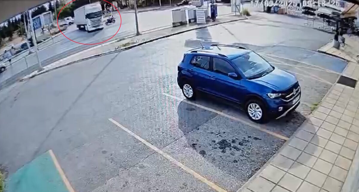 Η στιγμή που το μηχανάκι καρφώνεται στο φορτηγό