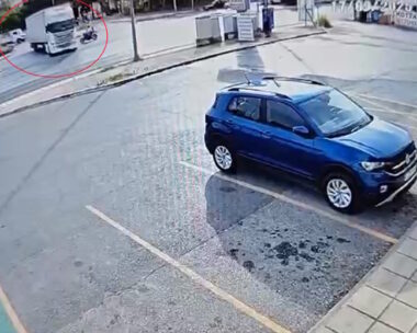 Η στιγμή που το μηχανάκι καρφώνεται στο φορτηγό
