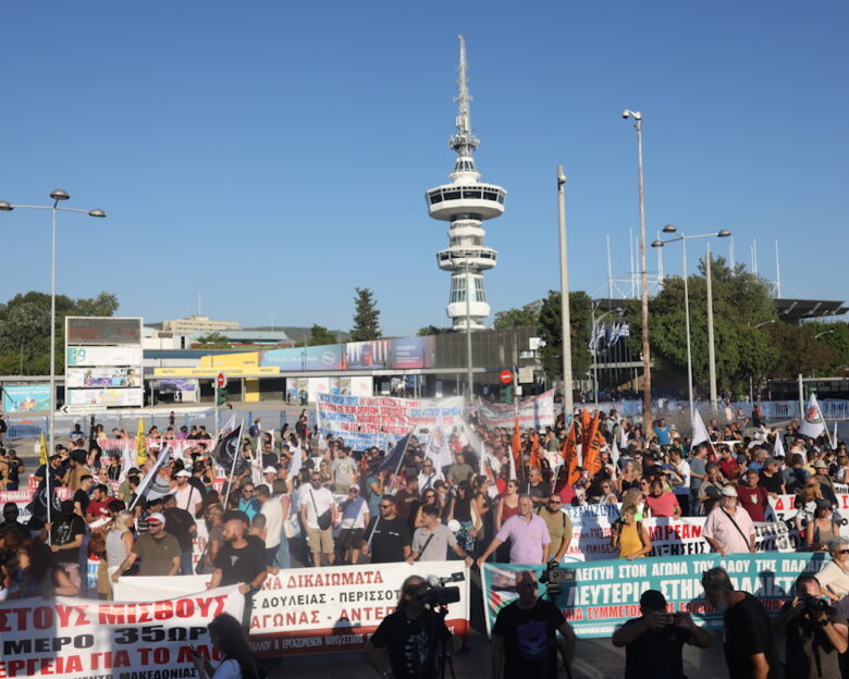 Θεσσαλονίκη: Πλήθος κόσμου σε νέες συγκεντρώσεις για τα Τέμπη – «Δεν θέλουμε επαφές με τους δολοφόνους των παιδιών μας»